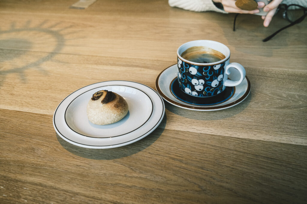 清澄白河のカフェ「Tallskogen」のコーヒーとシナモンロール